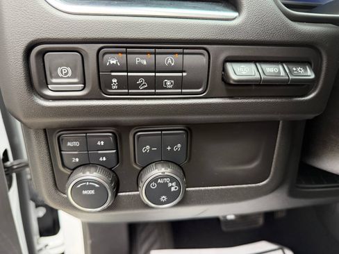 Used 2024 Chevrolet Suburban Premier AWD/4WD image 31