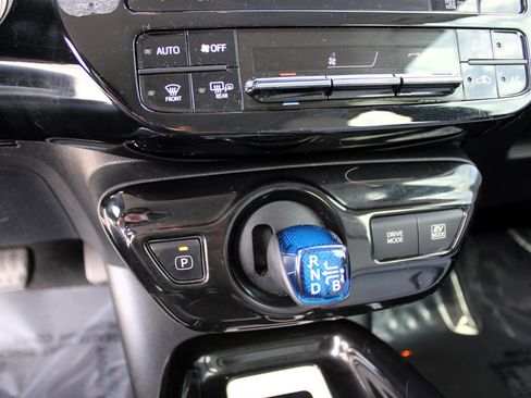 Used 2017 Toyota Prius Three Touring w/ Carpet Mat Package image 25