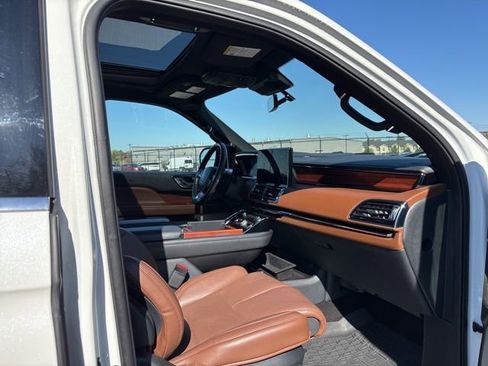 Certified 2023 Lincoln Navigator Reserve image 8