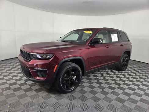 Certified 2025 Jeep Grand Cherokee Limited w/ Black Appearance Package image 10