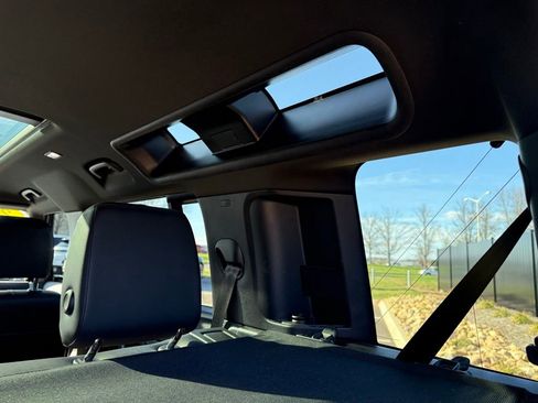 Used 2023 Land Rover Defender 110 X-Dynamic SE image 15