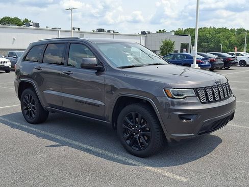Used 2021 Jeep Grand Cherokee Laredo X AWD/4WD image 3