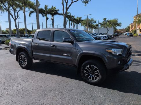 Used 2020 Toyota Tacoma TRD Sport w/ Technology Package AWD/4WD image 2