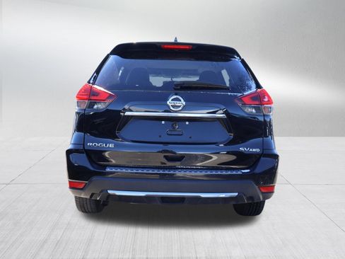 Used 2017 Nissan Rogue SV image 3