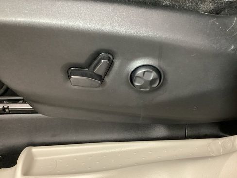 Used 2023 Chrysler Pacifica Touring-L image 17