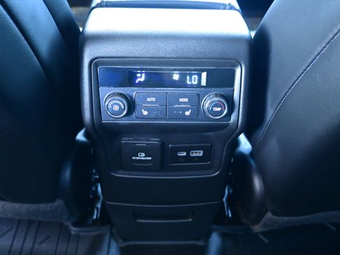 Used 2022 GMC Acadia SLT w/ Preferred Package image 17