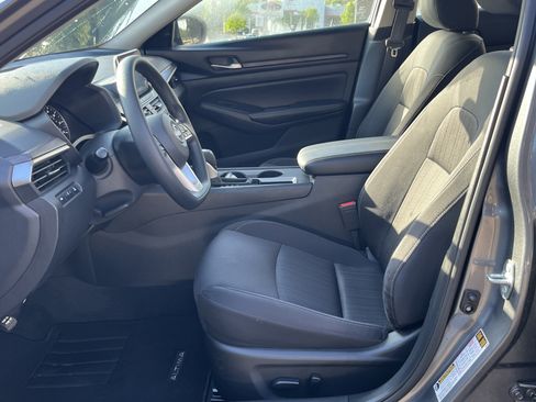 Used 2025 Nissan Altima 2.5 SV FWD image 11