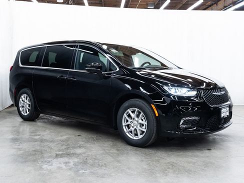 New 2026 Chrysler Pacifica Select image 1