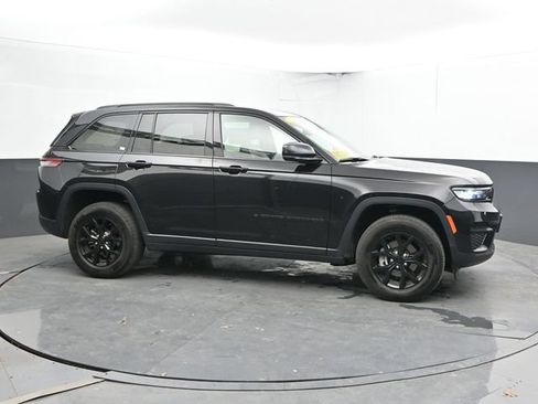 Used 2025 Jeep Grand Cherokee Altitude AWD/4WD image 3
