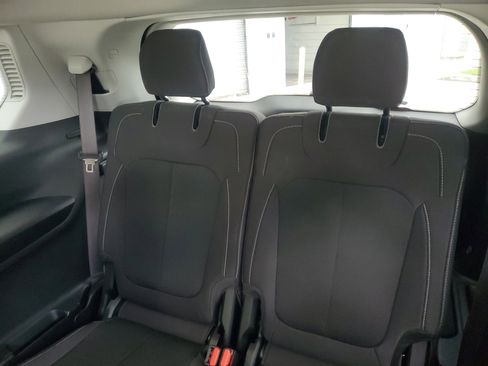 Used 2024 Jeep Grand Cherokee L Laredo image 14