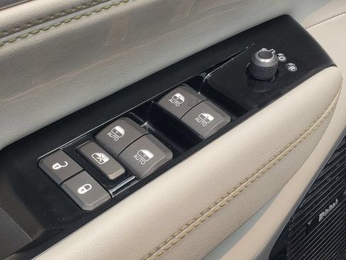 Used 2024 Jeep Wagoneer L Series III w/ Premium Group I AWD/4WD image 9