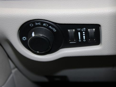 Used 2023 Chrysler Voyager LX FWD image 35