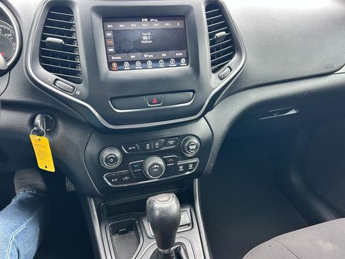 Used 2019 Jeep Cherokee Latitude w/ Popular Appearance Group image 4