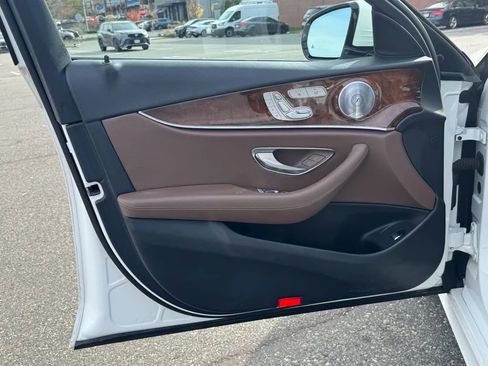Used 2017 Mercedes-Benz E 300 4MATIC image 7