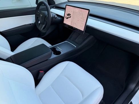 Used 2021 Tesla Model Y Long Range image 12