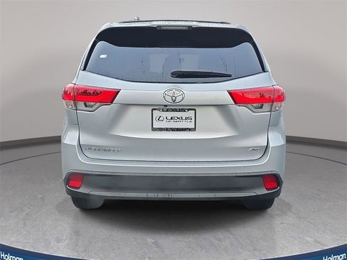 Used 2017 Toyota Highlander LE image 7