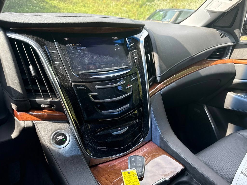 Used 2016 Cadillac Escalade Luxury AWD/4WD image 13