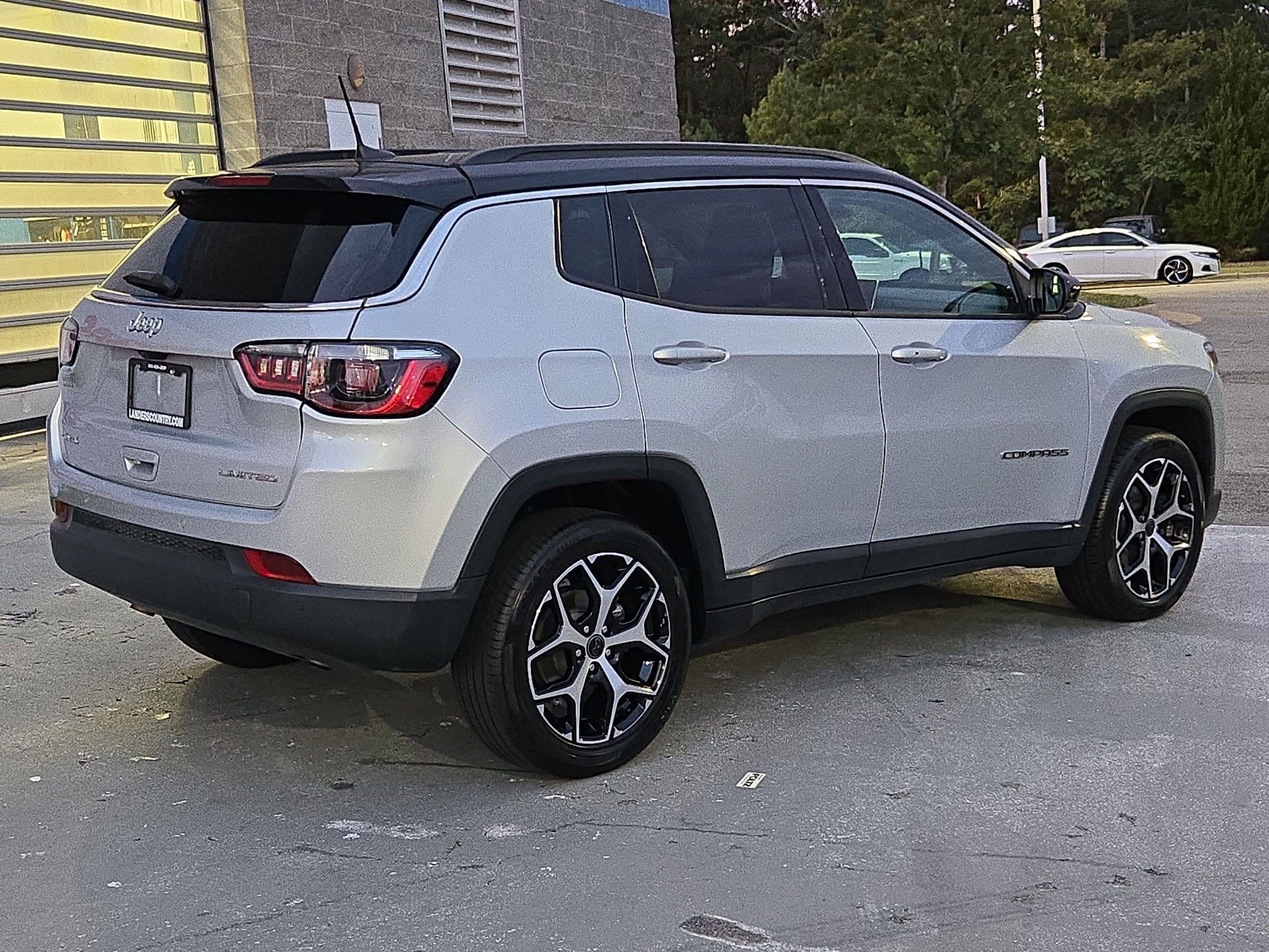 Used 2025 Jeep Compass Limited AWD/4WD image 7