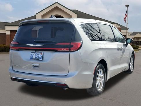 New 2026 Chrysler Pacifica Select FWD image 3