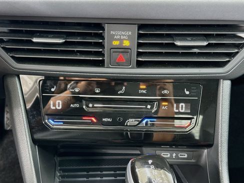 Used 2025 Volkswagen Jetta SE FWD image 23