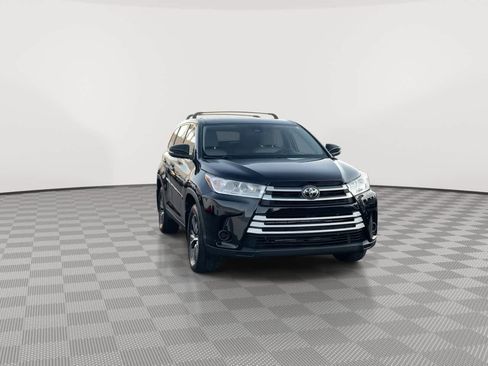 Used 2019 Toyota Highlander LE image 3