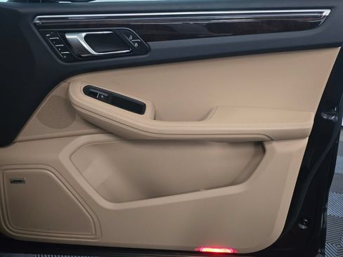 Certified 2025 Porsche Macan AWD/4WD image 25