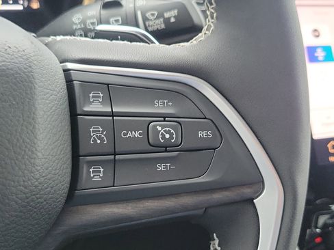 Used 2024 Jeep Grand Cherokee Limited image 14