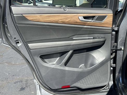 Used 2024 Volkswagen Atlas SE image 13