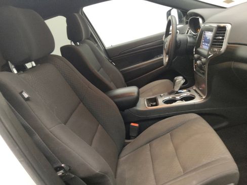 Used 2019 Jeep Grand Cherokee Laredo w/ Security & Convenience Group AWD/4WD image 21