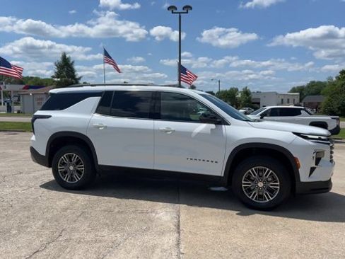 Used 2024 Chevrolet Traverse LT FWD image 2