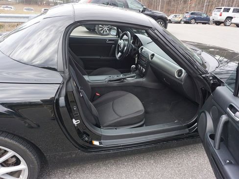 Used 2010 MAZDA MX-5 Miata Touring image 11