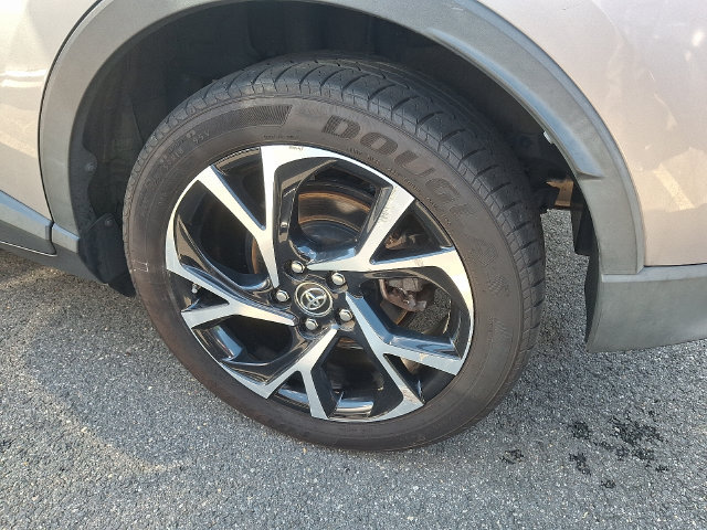 Used 2019 Toyota C-HR XLE FWD image 7