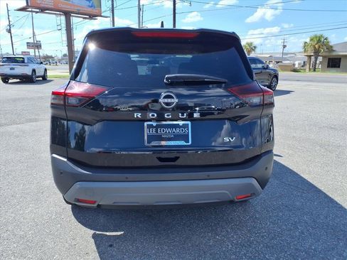 Used 2023 Nissan Rogue SV image 3
