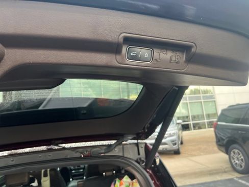 Used 2022 Ford Explorer King Ranch w/ Class IV Trailer Tow Package AWD/4WD image 11