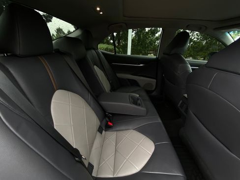 Used 2019 Toyota Camry XLE FWD image 30