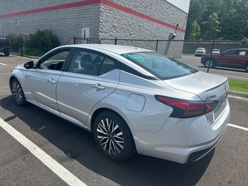 Used 2024 Nissan Altima 2.5 SV FWD image 3