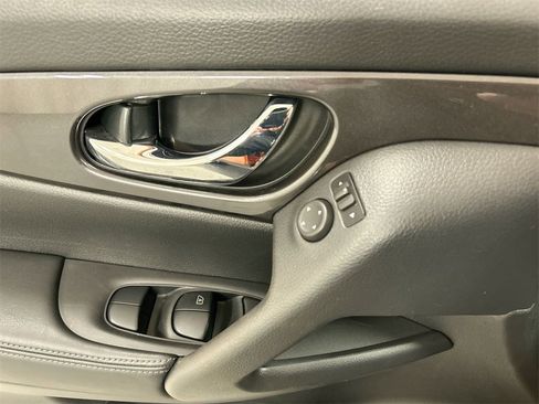 Used 2020 Nissan Rogue SV image 11