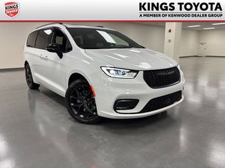 Used 2025 Chrysler Pacifica Limited video 1