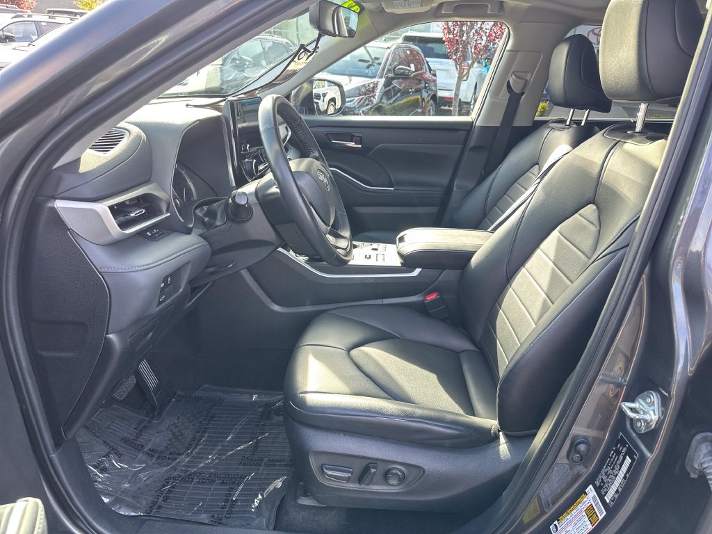 Used 2023 Toyota Highlander XLE AWD/4WD image 12