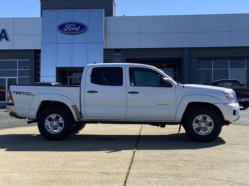 Used 2015 Toyota Tacoma TRD Pro w/ TRD Off-Road Package image 2