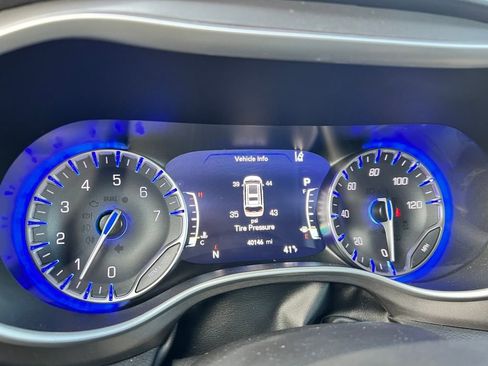 Used 2024 Chrysler Pacifica Touring-L image 17