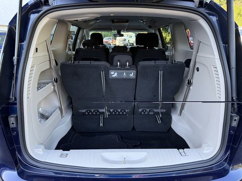 Used 2020 Chrysler Pacifica Touring FWD image 17