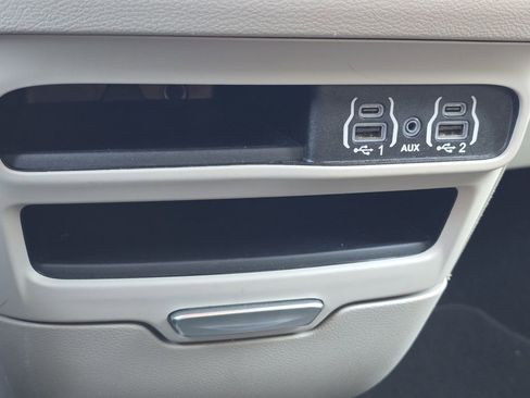 Used 2024 Chrysler Pacifica Touring-L image 22