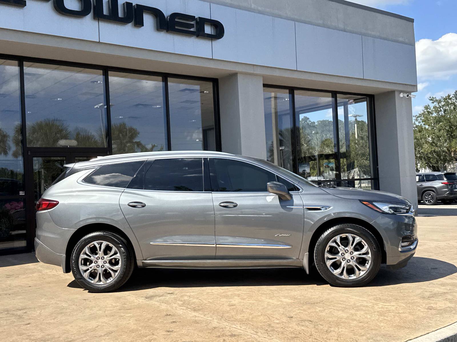 Used 2020 Buick Enclave Avenir w/ Avenir Technology Package FWD image 2
