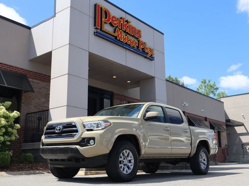 Used 2017 Toyota Tacoma SR5 w/ Tow Package RWD image 29