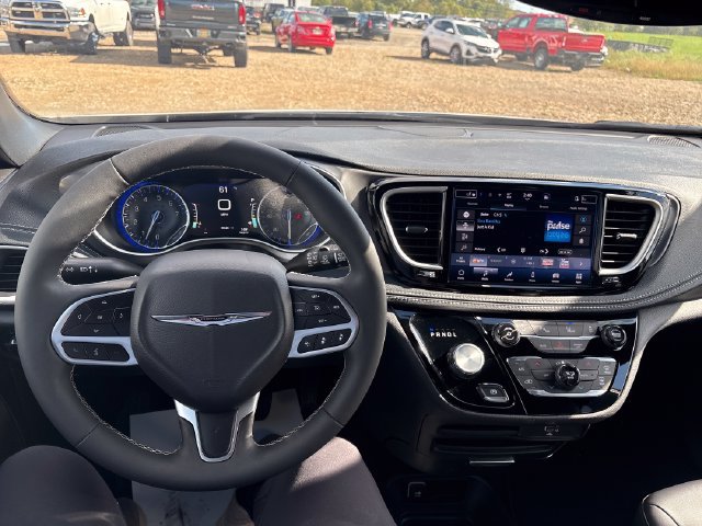 Used 2026 Chrysler Pacifica Select AWD/4WD image 10