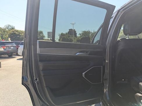 Used 2025 Jeep Wagoneer Series II AWD/4WD image 24