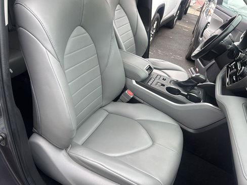 Used 2022 Toyota Highlander XLE image 35