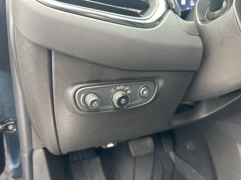 Used 2023 Chevrolet Equinox Premier image 16