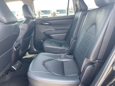 Used 2023 Toyota Highlander XLE FWD image 23